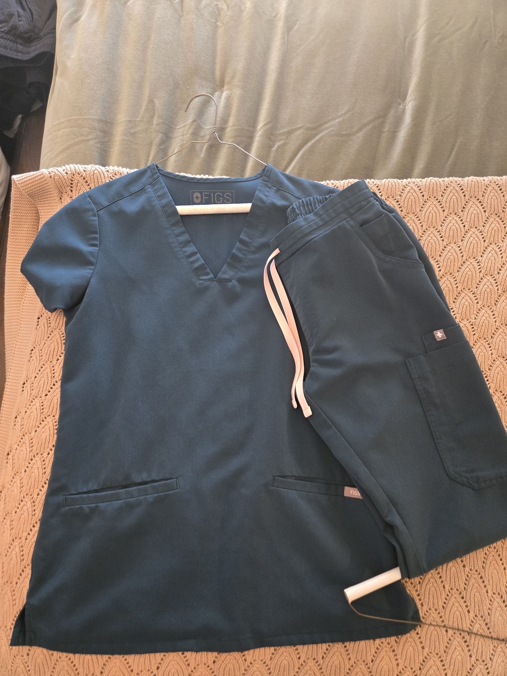 Figs Women’s Teal V-Neck Scrub Top & Jogger Pants